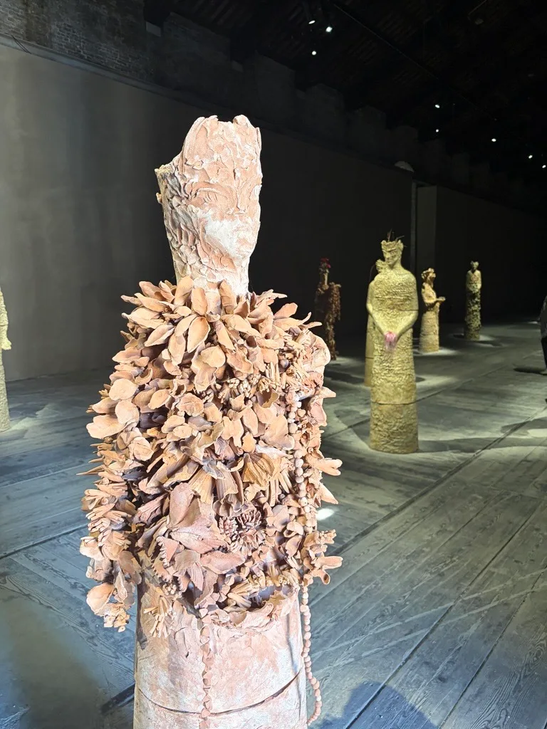 Im italienischen Pavillon der 61. Kunstbiennale ist diese Skulptur von Chiara Camoni zu sehen. Sie ist Teil des Projekts «Con te con tutto». Ein Kunstwerk, bestehend aus einer texturierten, zylindrischen Form, die eine menschenähnliche Figur darstellt.